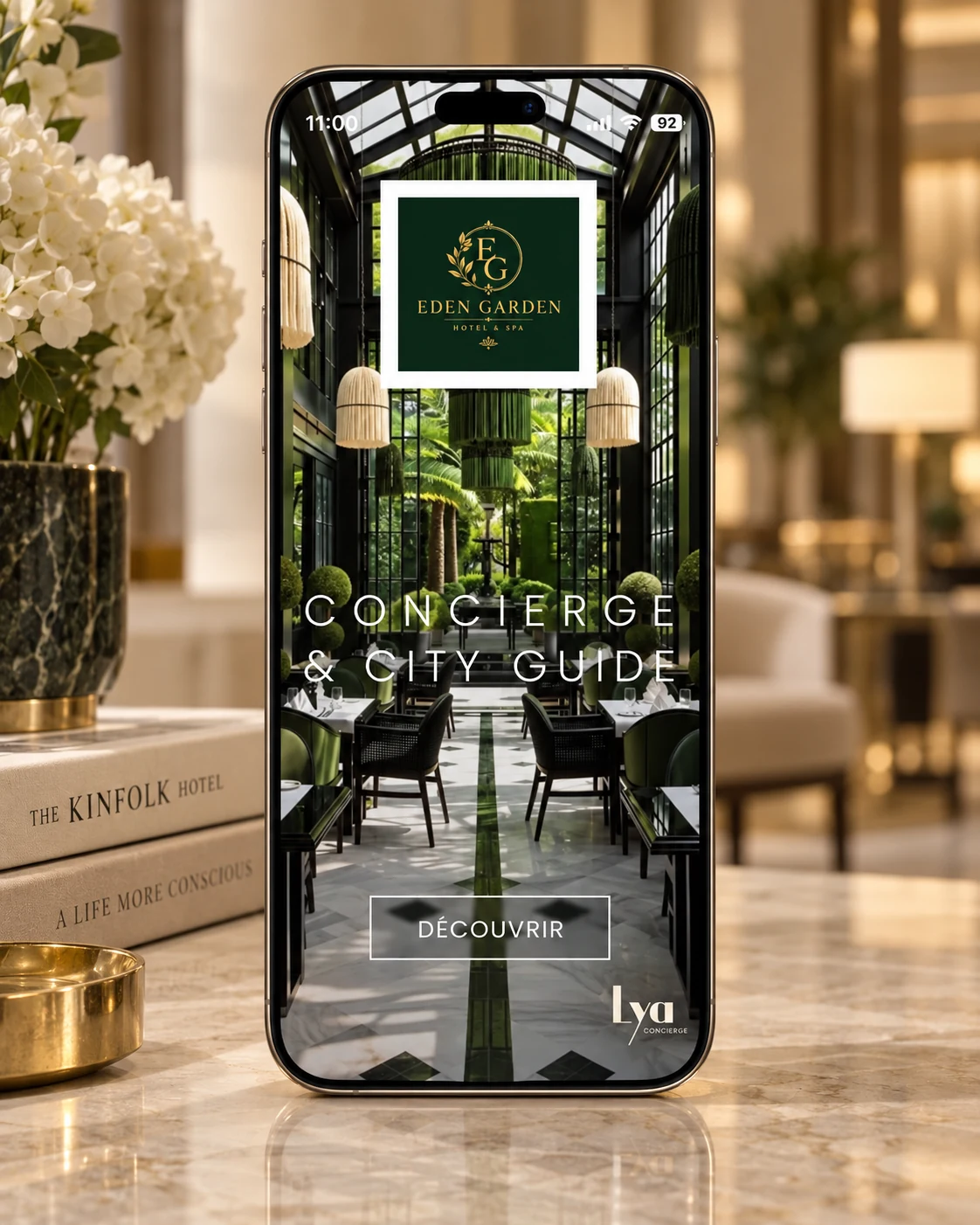 LYA Concierge présenté sur un iPhone dans un univers hôtelier premium